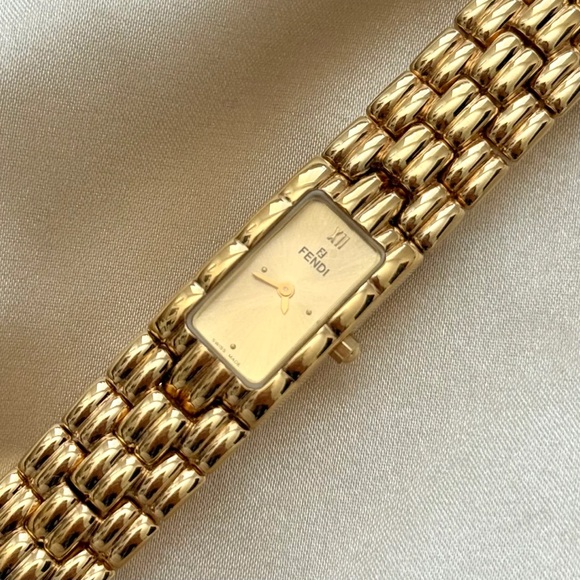 AUTHENTIC VINTAGE FENDI GOLD WATCH - Picture 5 of 8